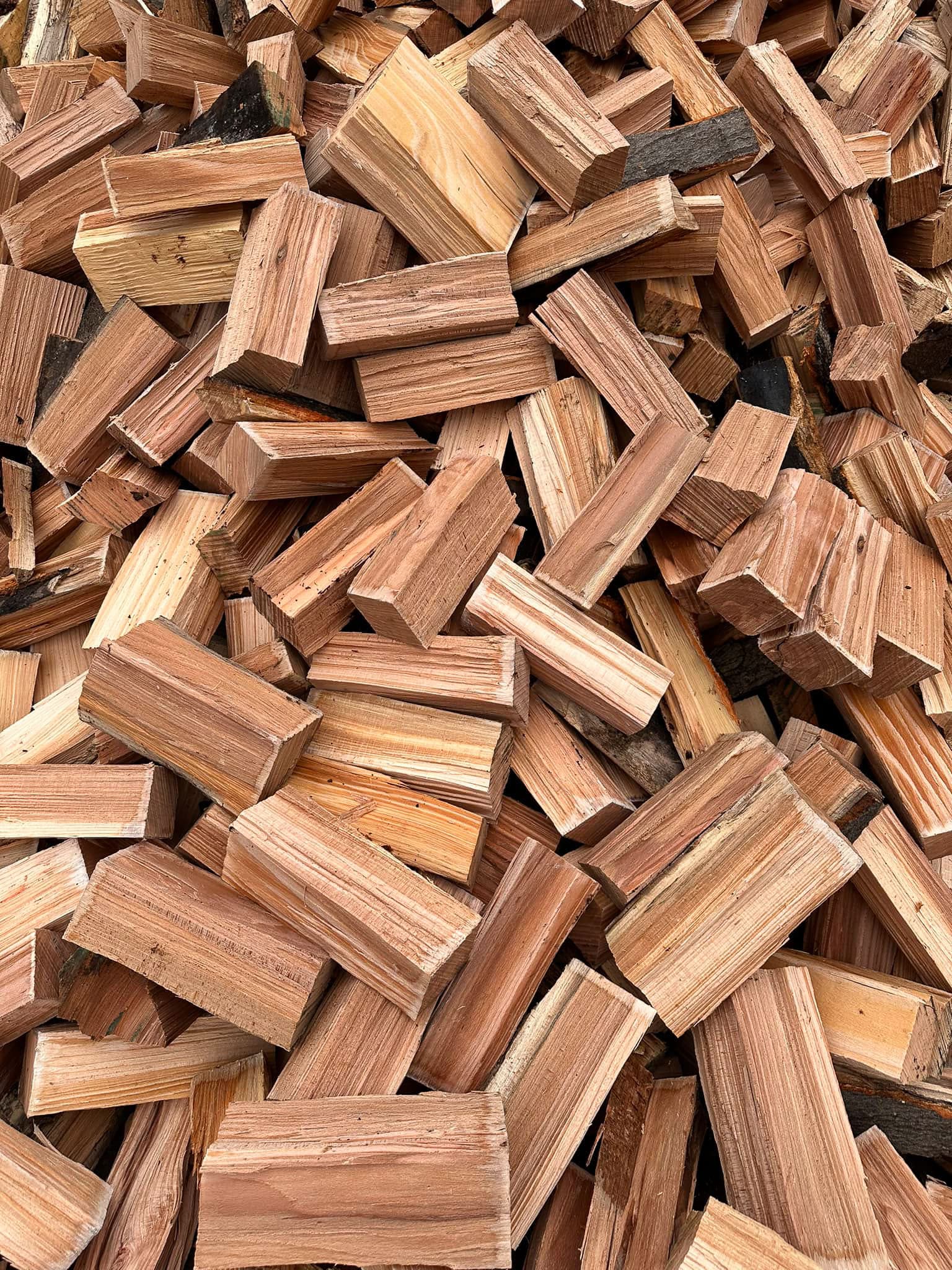 Stapel ovengedroogd haardhout, klaar voor de pizzaoven