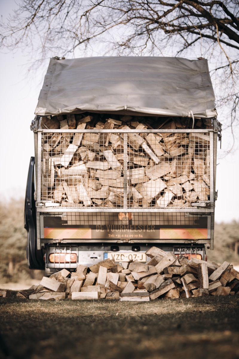 De Vuurmeester levert haardhout losgestort met de kiepwagen